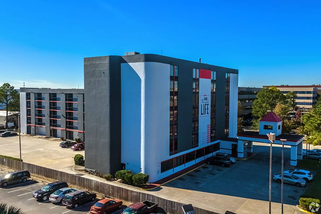 America's Airport Inn & Suites - 702 N Sam Houston Pky E, Houston, TX